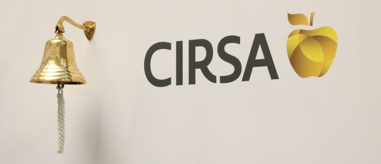 La tradicional campana al lado del logotipo de Cirsa en el día del debut de la compañia en bolsa © Maria Asmarat (ACN) La tradicional campana al lado del logotipo de Cirsa en el día del debut de la compañia en bolsa © Maria Asmarat (ACN)