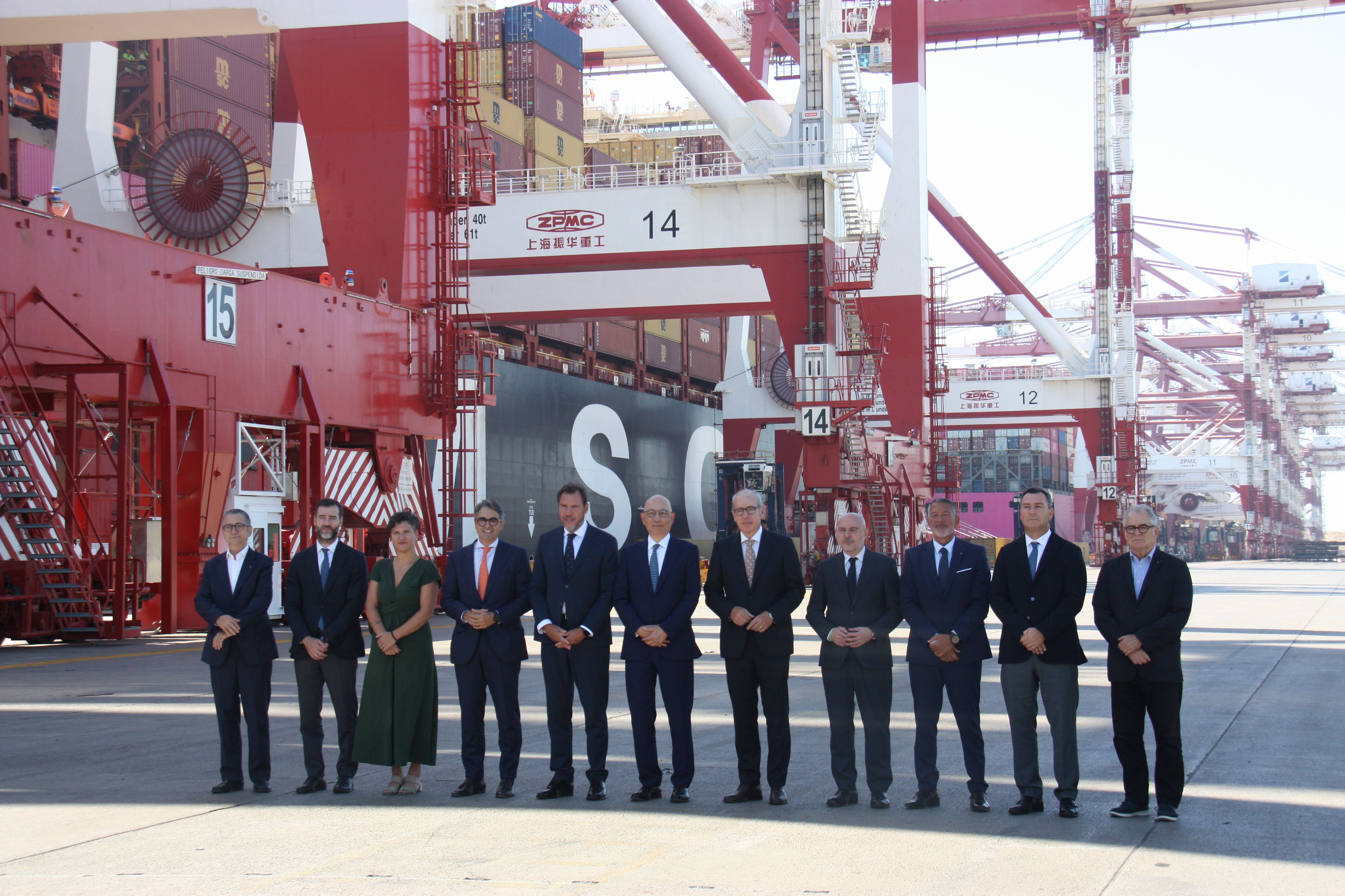 El ministre de Transports i Mobilitat Sostenible, Óscar Puente, i el conseller d’Empresa i Treball, Miquel Sàmper, juntament amb altres autoritats en la inauguració de les noves grues de la terminal de contenidors Hutchison Ports BEST © Alba Ibañez (ACN)) El ministre de Transports i Mobilitat Sostenible, Óscar Puente, i el conseller d’Empresa i Treball, Miquel Sàmper, juntament amb altres autoritats en la inauguració de les noves grues de la terminal de contenidors Hutchison Ports BEST © Alba Ibañez (ACN))