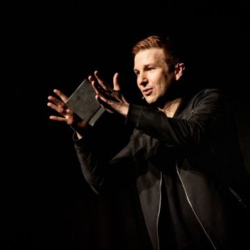 The magician Stigman during his show 'Matemagia'