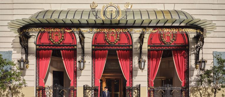 El acceso principal al hotel Palace en primavera de 2026. El rojo predomina en el chaflán de Gran Via con Roger de Llúria. © Royal Blue Bird El acceso principal al hotel Palace en primavera de 2026. El rojo predomina en el chaflán de Gran Via con Roger de Llúria. © Royal Blue Bird
