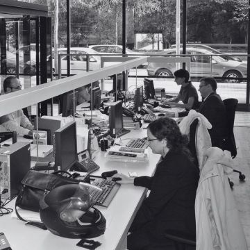 Trabajadores en la Oficina de Atención a la Empresa