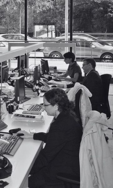 Trabajadores en la Oficina de Atención a la Empresa Trabajadores en la Oficina de Atención a la Empresa