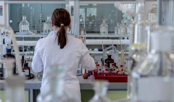Una mujer en un laboratorio © Pixabay