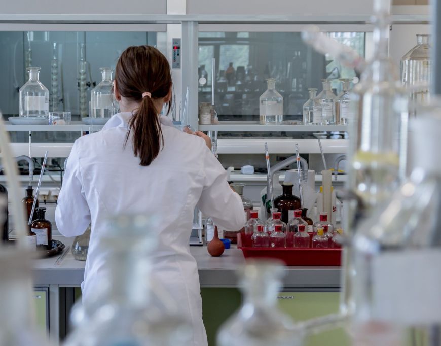 Una mujer en un laboratorio © Pixabay