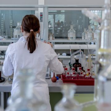 A woman in a laboratory © Pixabay
