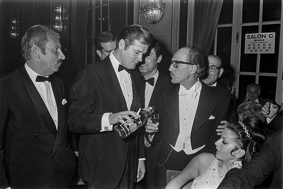  Roger Moore fue la estrella invitada de los Premios Ondas de 1967 que se celebraron en el hotel. En la foto, con el resto de galardonados aquel año y durante la cena