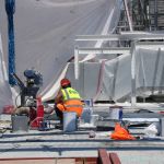 Un operario trabajando en la planta superior de la estación de Sants de Barcelona © Andrea Salazar | ACN