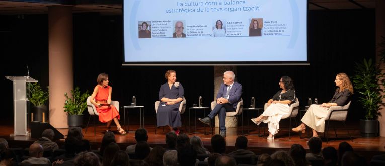 Elena de Carandini, CEO de Castell Raimat y presidenta de la Fundación Comunitaria Raimat Lleida; Josep Maria Carreté, secretario general del Departamento de Cultura de la Generalitat de Catalunya; Alba Guzmán, socia fundadora de la agencia de comunicación ROSAPARKS; y Marta Otzet, directora de Cultura y Acción Socioeducativa de la Basílica de la Sagrada Familia © Fundació Catalunya Cultura Elena de Carandini, CEO de Castell Raimat y presidenta de la Fundación Comunitaria Raimat Lleida; Josep Maria Carreté, secretario general del Departamento de Cultura de la Generalitat de Catalunya; Alba Guzmán, socia fundadora de la agencia de comunicación ROSAPARKS; y Marta Otzet, directora de Cultura y Acción Socioeducativa de la Basílica de la Sagrada Familia © Fundació Catalunya Cultura