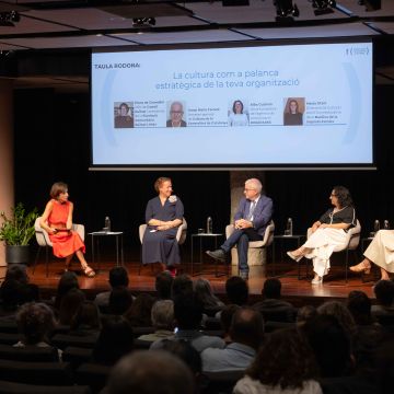 Round table moderated by Gerogina Ferri, director of Betevé: Elena de Carandini, CEO of Castell Raimat and president of the Raimat Lleida Community Foundation; Josep Maria Carreté, general secretary of the Department of Culture of the Generalitat de Catalunya; Alba Guzmán, founding partner of the ROSAPARKS communication agency; and Marta Otzet, director of Culture and Socio-educational Action of the Sagrada Família Basilica © Fundació Catalunya Cultura