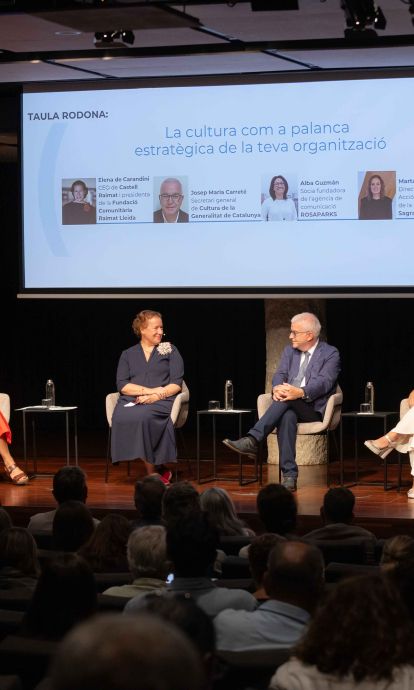 Mesa redonda moderada por Gerogina Ferri, directora de Betevé: Elena de Carandini, CEO de Castell Raimat y presidenta de la Fundación Comunitaria Raimat Lleida; Josep Maria Carreté, secretario general del Departamento de Cultura de la Generalitat de Catalunya; Alba Guzmán, socia fundadora de la agencia de comunicación ROSAPARKS; y Marta Otzet, directora de Cultura y Acción Socioeducativa de la Basílica de la Sagrada Familia © Fundació Catalunya Cultura Mesa redonda moderada por Gerogina Ferri, directora de Betevé: Elena de Carandini, CEO de Castell Raimat y presidenta de la Fundación Comunitaria Raimat Lleida; Josep Maria Carreté, secretario general del Departamento de Cultura de la Generalitat de Catalunya; Alba Guzmán, socia fundadora de la agencia de comunicación ROSAPARKS; y Marta Otzet, directora de Cultura y Acción Socioeducativa de la Basílica de la Sagrada Familia © Fundació Catalunya Cultura