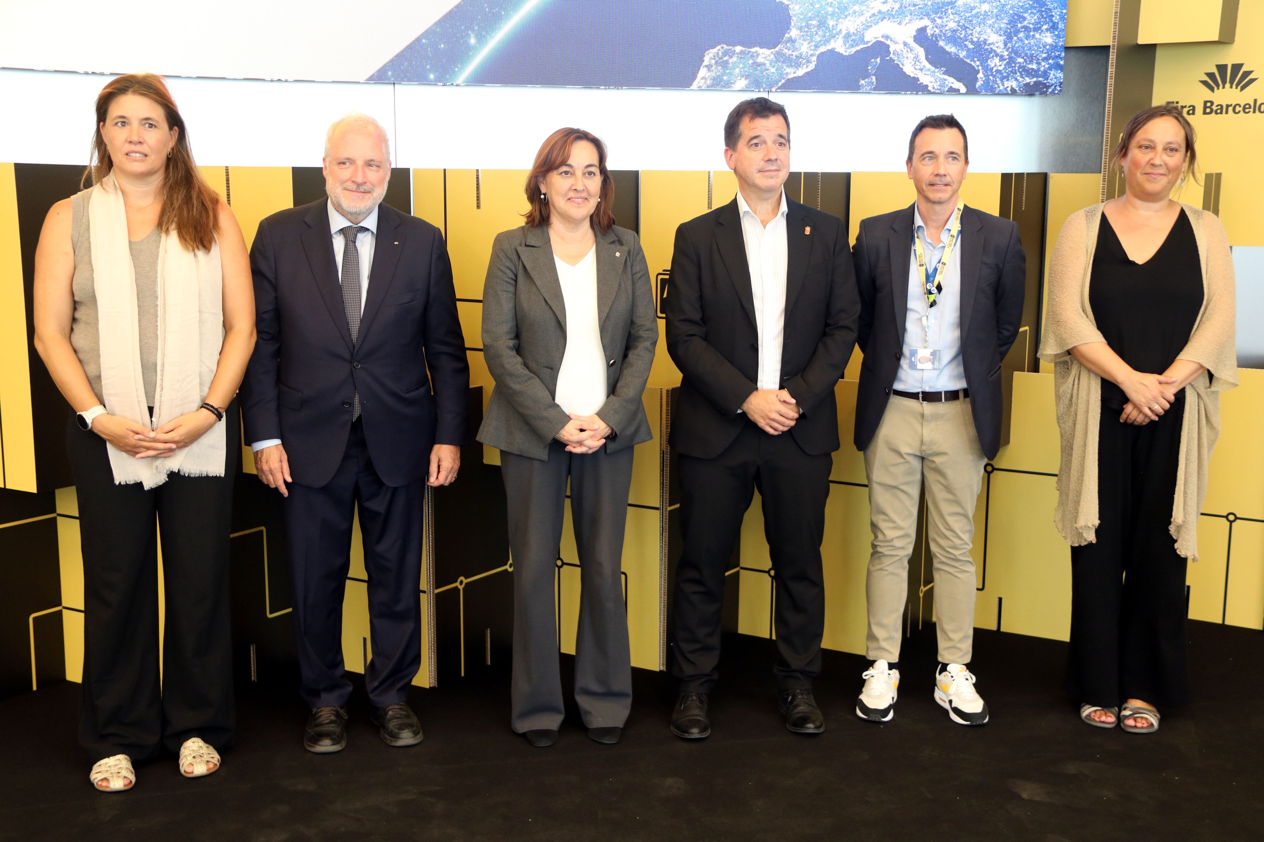 La consellera de Territori, Habitatge i Transició Ecològica, Sílvia Paneque, juntament amb Constantí Serrallonga (Fira Barcelona), Mikel Irujo (Govern de Navarra) i Santi Blanco (Fira Barcelona) © ACN - Jordi Bataller