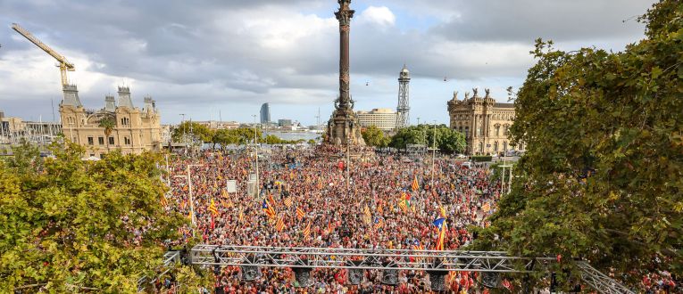 Manifestación en Barcelona convocada por la ANC, Òmnium Cultural y otras entidades, en la plaza del Portal de la Pau, donde se encuentra el monumento a Colón en 2025 © ACN Manifestación en Barcelona convocada por la ANC, Òmnium Cultural y otras entidades, en la plaza del Portal de la Pau, donde se encuentra el monumento a Colón en 2025 © ACN