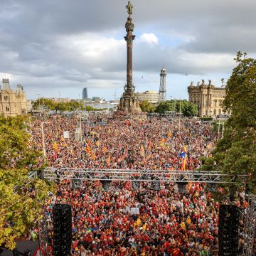 Manifestación en Barcelona convocada por la ANC, Òmnium Cultural y otras entidades, en la plaza del Portal de la Pau, donde se encuentra el monumento a Colón en 2025 © ACN