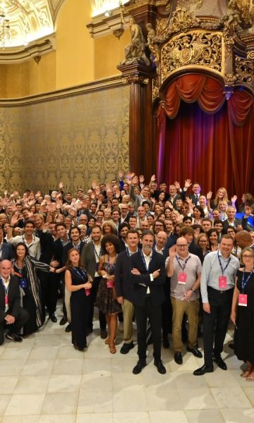 Foto de família d’una part dels socis i professionals internacionals que han assistit avui a l’Hola Barcelona! Cocktail.