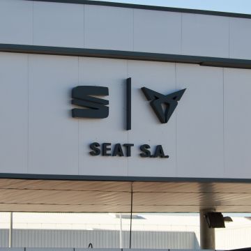 Logotipos de Seat y Cupra en la entrada principal de la fábrica de Martorell © Gemma Sánchez Bonel (ACN)