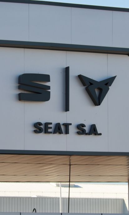 Logotipos de Seat y Cupra en la entrada principal de la fábrica de Martorell © Gemma Sánchez Bonel (ACN)