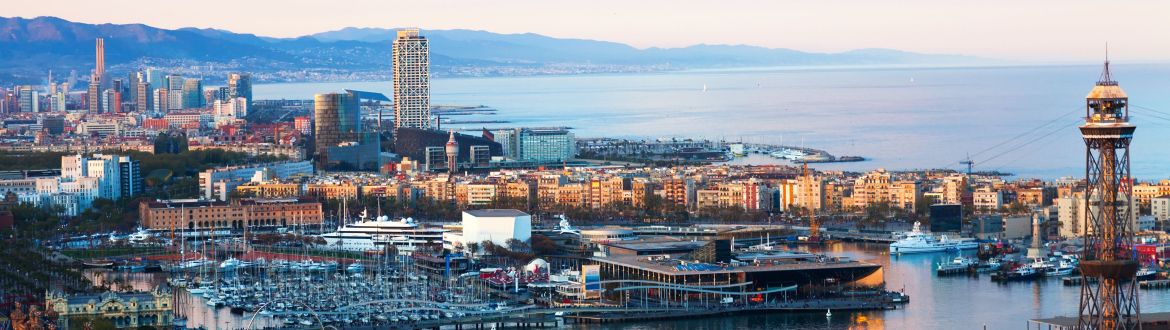 Port de Barcelona en el atardecer © Freepick
