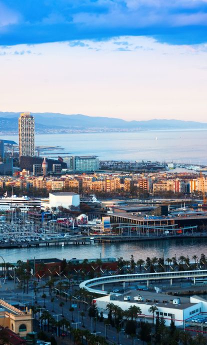 Port de Barcelona en el atardecer © Freepick