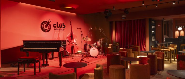 En sus 300 metros cuadrados, El Club del Disco concentra sala de conciertos, bar y disquería. En sus 300 metros cuadrados, El Club del Disco concentra sala de conciertos, bar y disquería.