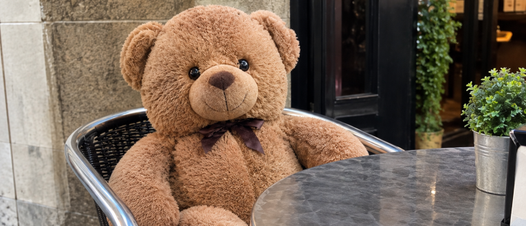 Un oso de peluche sentado en una terraza de bar © ChatGPT Un oso de peluche sentado en una terraza de bar © ChatGPT