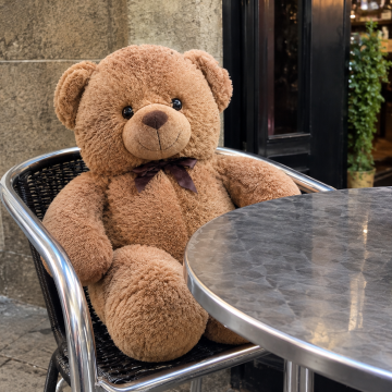 Un oso de peluche sentado en una terraza de bar © ChatGPT Un oso de peluche sentado en una terraza de bar © ChatGPT