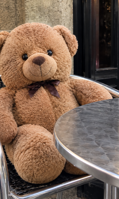 Un oso de peluche sentado en una terraza de bar © ChatGPT Un oso de peluche sentado en una terraza de bar © ChatGPT