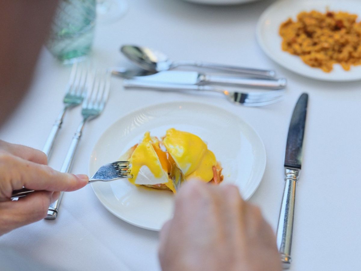 Los imprescindibles huevos benedict sobre croisssant del brunch del Majestic. Los imprescindibles huevos benedict sobre croisssant del brunch del Majestic.
