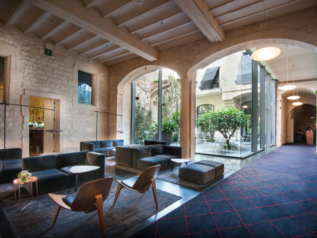 Superposición de elementos de la historia de la ciudad y detalles contemporáneos en el hall y patio del Mercer. © Mercer Hotel Superposición de elementos de la historia de la ciudad y detalles contemporáneos en el hall y patio del Mercer. © Mercer Hotel