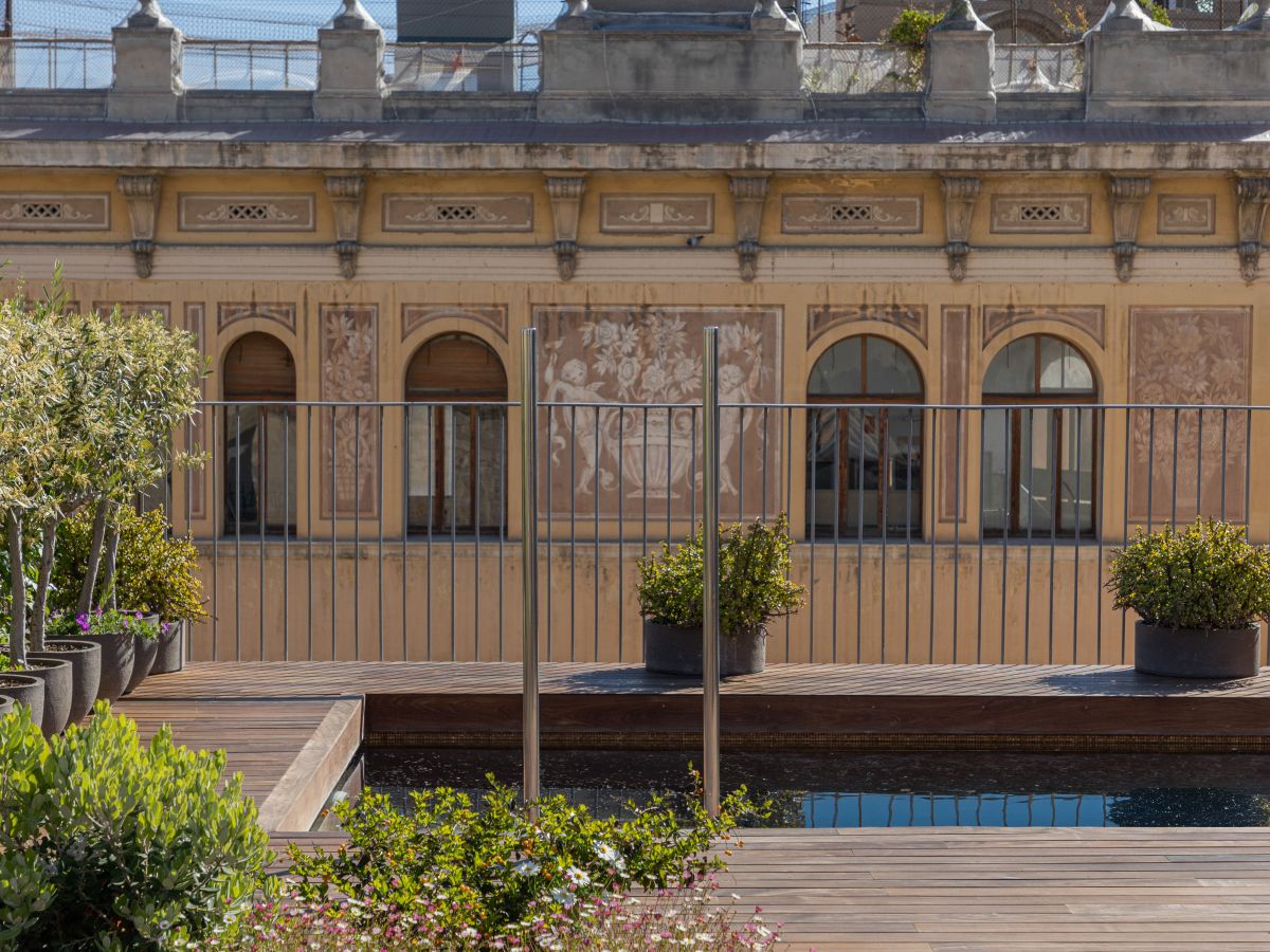 Totalmente integrado en el centro de Barcelona. Vista de la fachada posterior de la Escola Baixeras de Via Laietana desde el Rooftop del hotel Totalmente integrado en el centro de Barcelona. Vista de la fachada posterior de la Escola Baixeras de Via Laietana desde el Rooftop del hotel