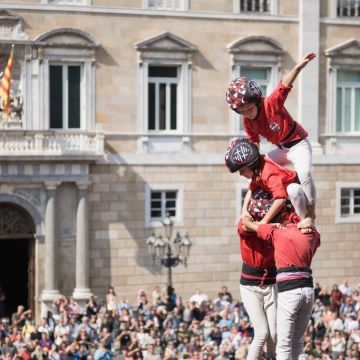 “Enxaneta” que “fa l’aleta” en un 2 de 8 de los Castellers de Barcelona © Ceci Fimia “Enxaneta” que “fa l’aleta” en un 2 de 8 de los Castellers de Barcelona © Ceci Fimia