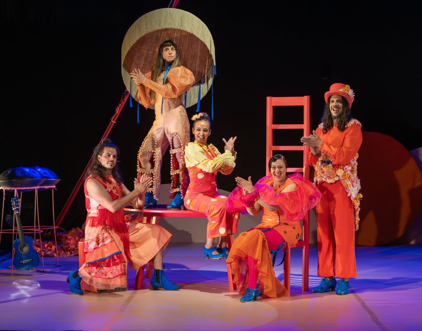 Cia.TrucaCirkus presenta 'Alboroto' en el Parc de les Glòries Cia.TrucaCirkus presenta 'Alboroto' en el Parc de les Glòries