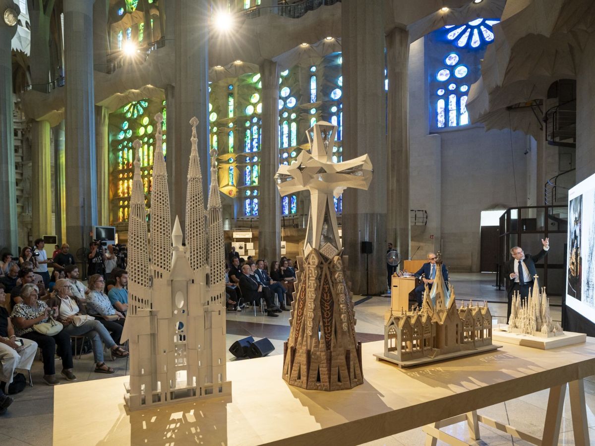 La façana de la Glòria, la Torre de Jesucrist i la de La façana de la Glòria, la Torre de Jesucrist i la de