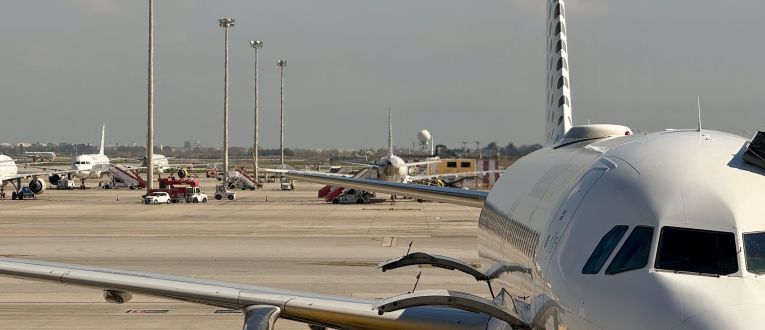 Imagen del servicio de handling subiendo maletas a un avión del aeropuerto del Prat © Gerard Escaich Folch (ACN) Imagen del servicio de handling subiendo maletas a un avión del aeropuerto del Prat © Gerard Escaich Folch (ACN)