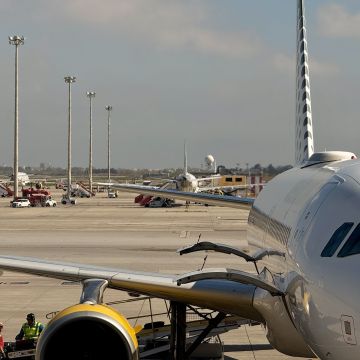 Imagen del servicio de handling subiendo maletas a un avión del aeropuerto del Prat © Gerard Escaich Folch (ACN) Imagen del servicio de handling subiendo maletas a un avión del aeropuerto del Prat © Gerard Escaich Folch (ACN)