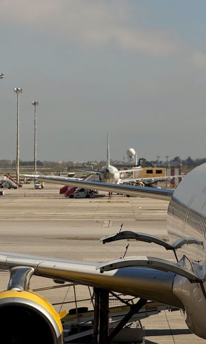 Imagen del servicio de handling subiendo maletas a un avión del aeropuerto del Prat © Gerard Escaich Folch (ACN) Imagen del servicio de handling subiendo maletas a un avión del aeropuerto del Prat © Gerard Escaich Folch (ACN)