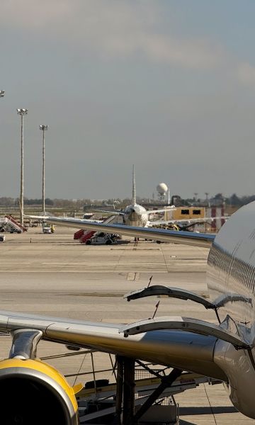 Imagen del servicio de handling subiendo maletas a un avión del aeropuerto del Prat © Gerard Escaich Folch (ACN) Imagen del servicio de handling subiendo maletas a un avión del aeropuerto del Prat © Gerard Escaich Folch (ACN)
