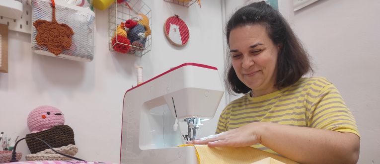 La Mònica Otero es la propietaria de Núvols de fils La Mònica Otero es la propietaria de Núvols de fils