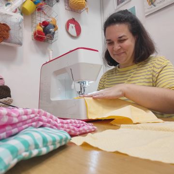 La Mònica Otero es la propietaria de Núvols de fils 