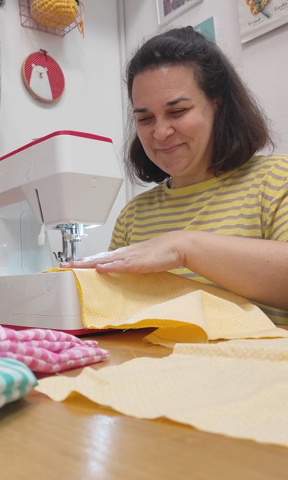La Mònica Otero es la propietaria de Núvols de fils La Mònica Otero es la propietaria de Núvols de fils