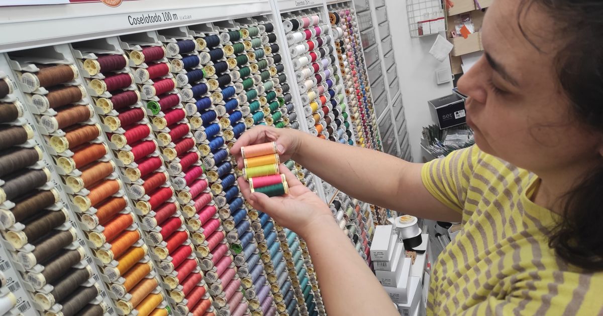 La Mònica escollint fils de colors. ©Carme Escales La Mònica escollint fils de colors. ©Carme Escales