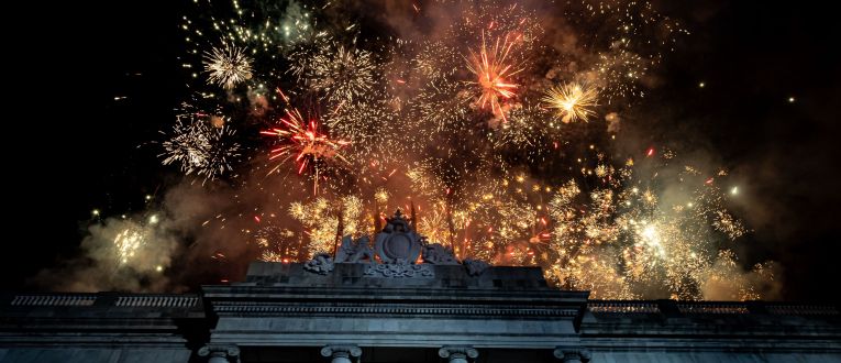 Fuegos artificiales después del Toc d’Inici de la Mercè. © Àngel Bravo Fuegos artificiales después del Toc d’Inici de la Mercè. © Àngel Bravo