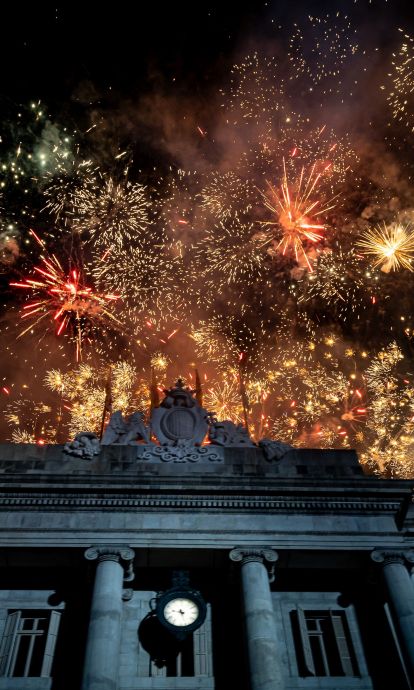 Fuegos artificiales después del Toc d’Inici de la Mercè. © Àngel Bravo Fuegos artificiales después del Toc d’Inici de la Mercè. © Àngel Bravo