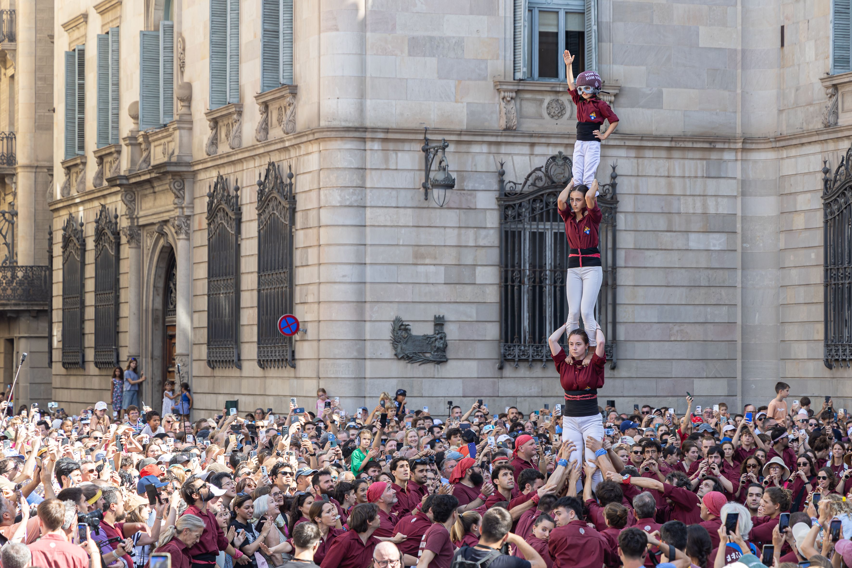 Las collas de Barcelona estrenan el nuevo casco y el protector facial para los más pequeños. © Àngel Bravo