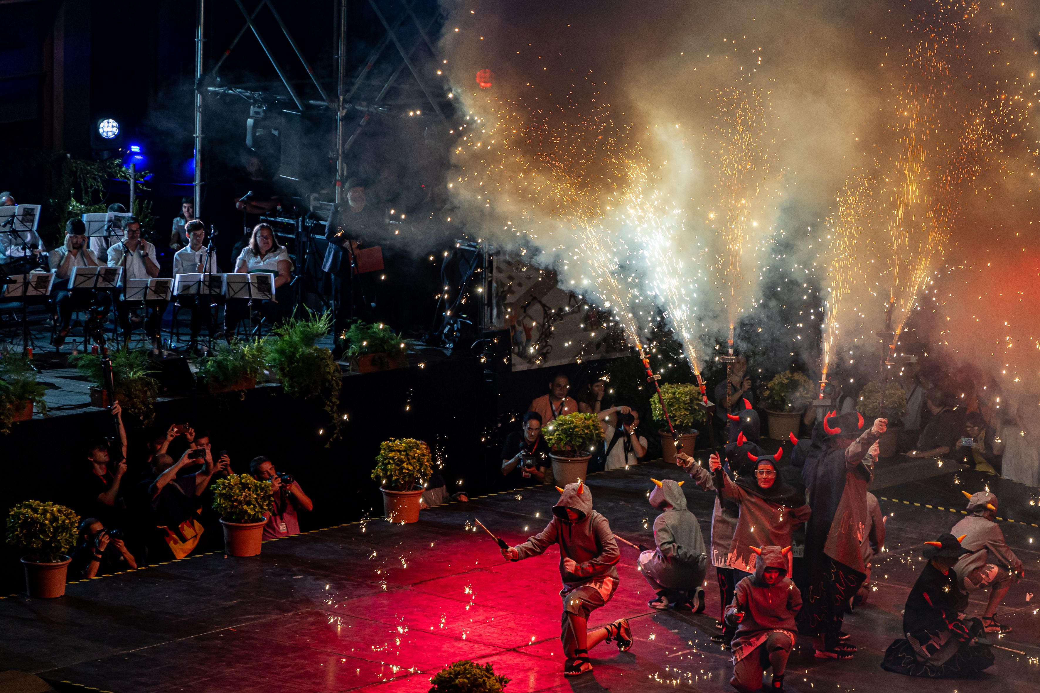El Ball de Diables enciende la noche durante el Toc d’Inici, entre fuego, chispas y tradición. © Àngel Bravo