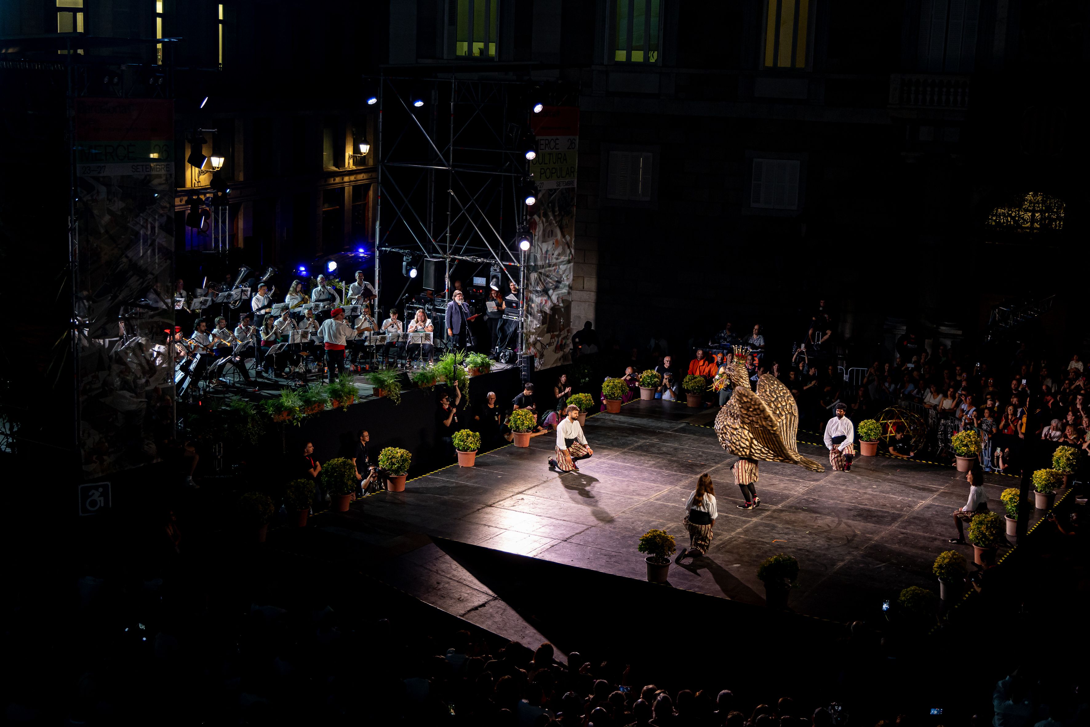 El Águila danza solemnemente durante el Toc d’Inici. © Àngel Bravo