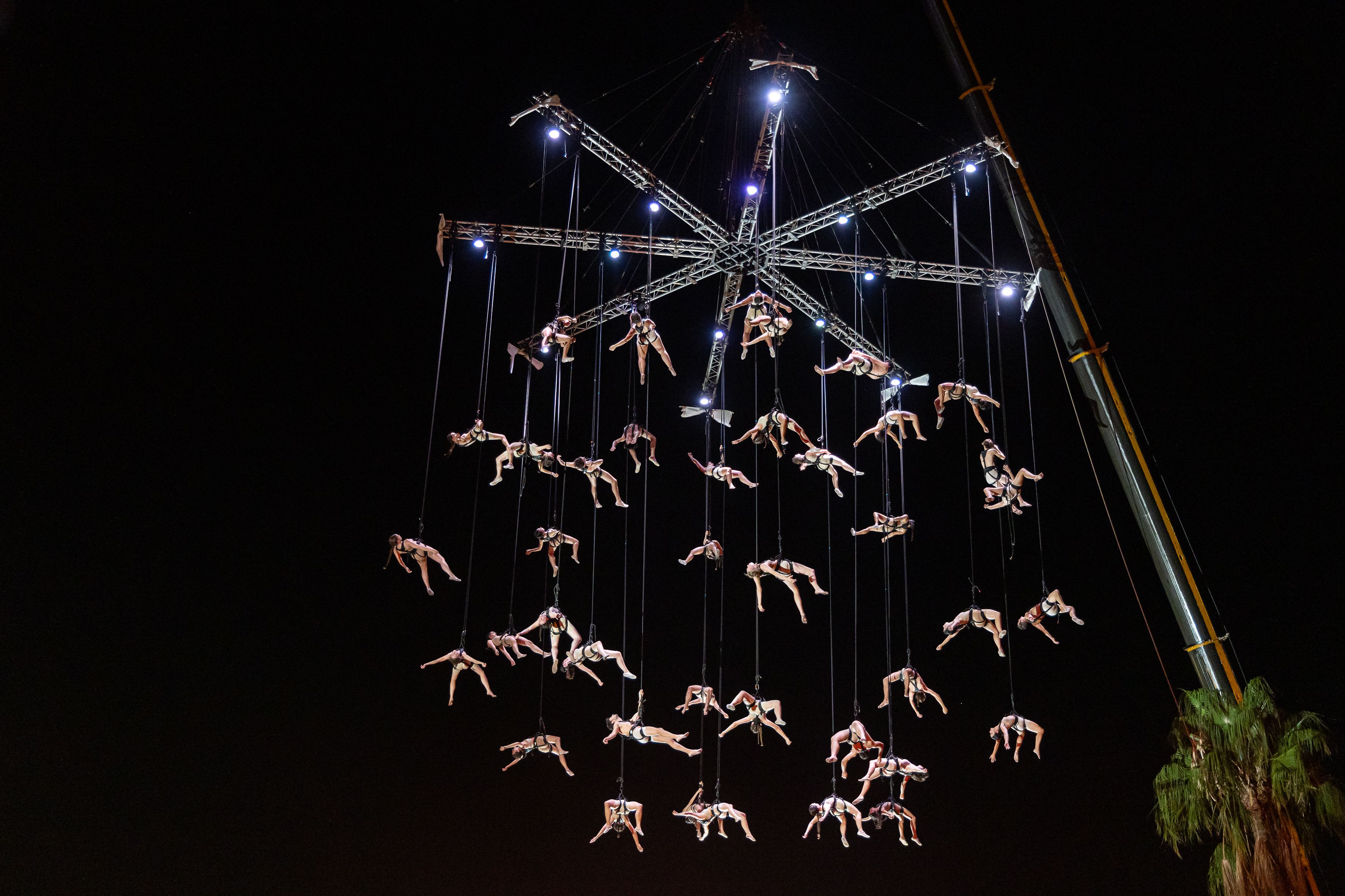 Los cuerpos de los intérpretes se mueven entre estructuras y luces durante el espectáculo de La Fura dels Baus. © Àngel Bravo