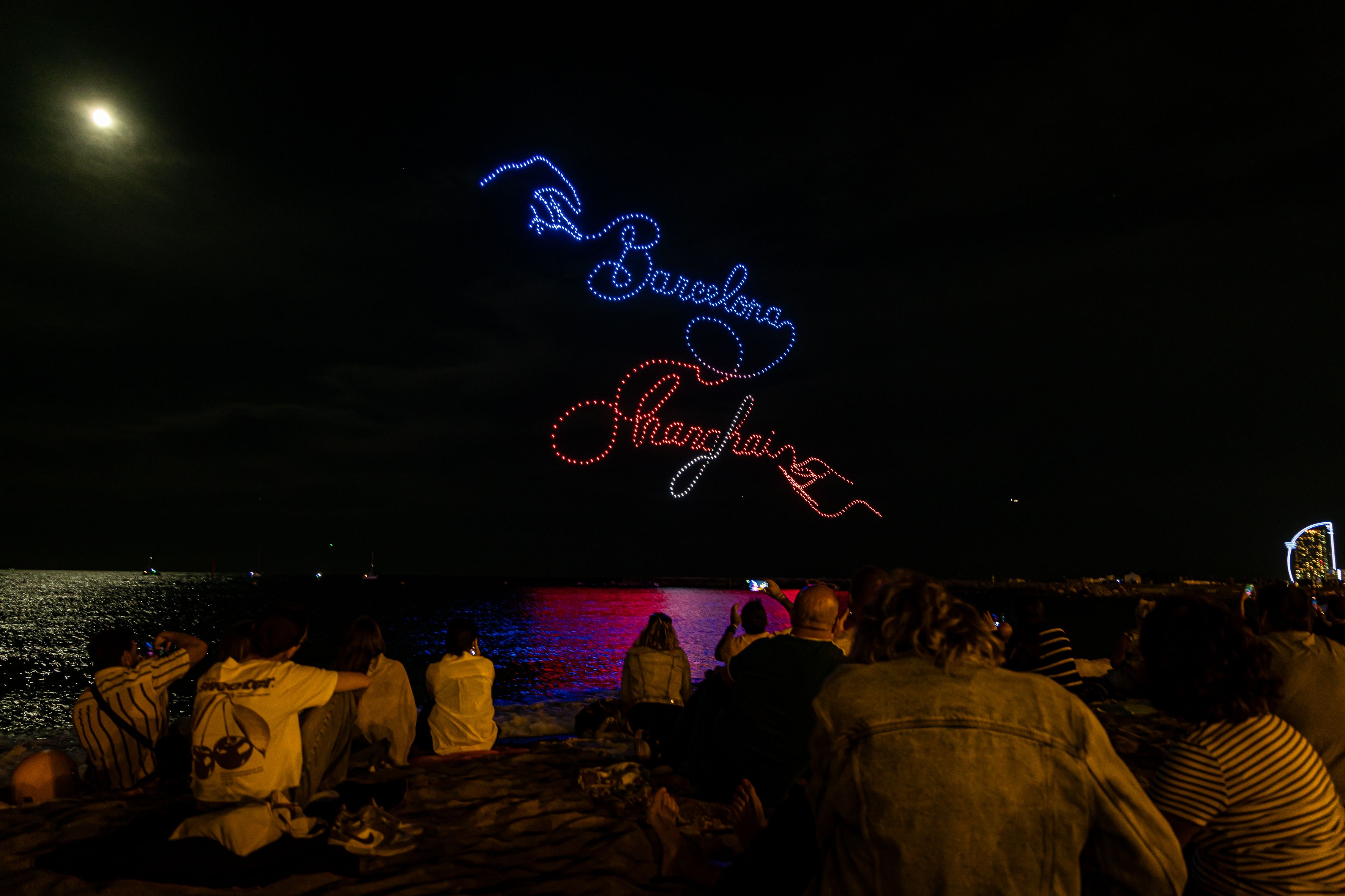 El hilo rojo que une Barcelona y Shanghái ha sido el hilo conductor del espectáculo, trazando una conexión entre ambas ciudades en el cielo de La Mercè. © Àngel Bravo