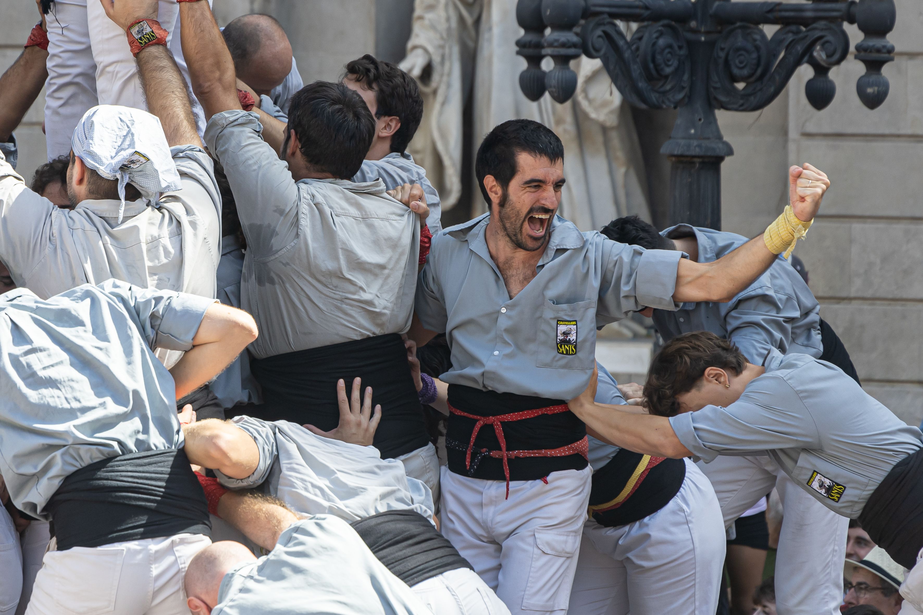 Momento de emoción entre los Castellers de Sants durante la Diada Castellera. © Àngel Bravo