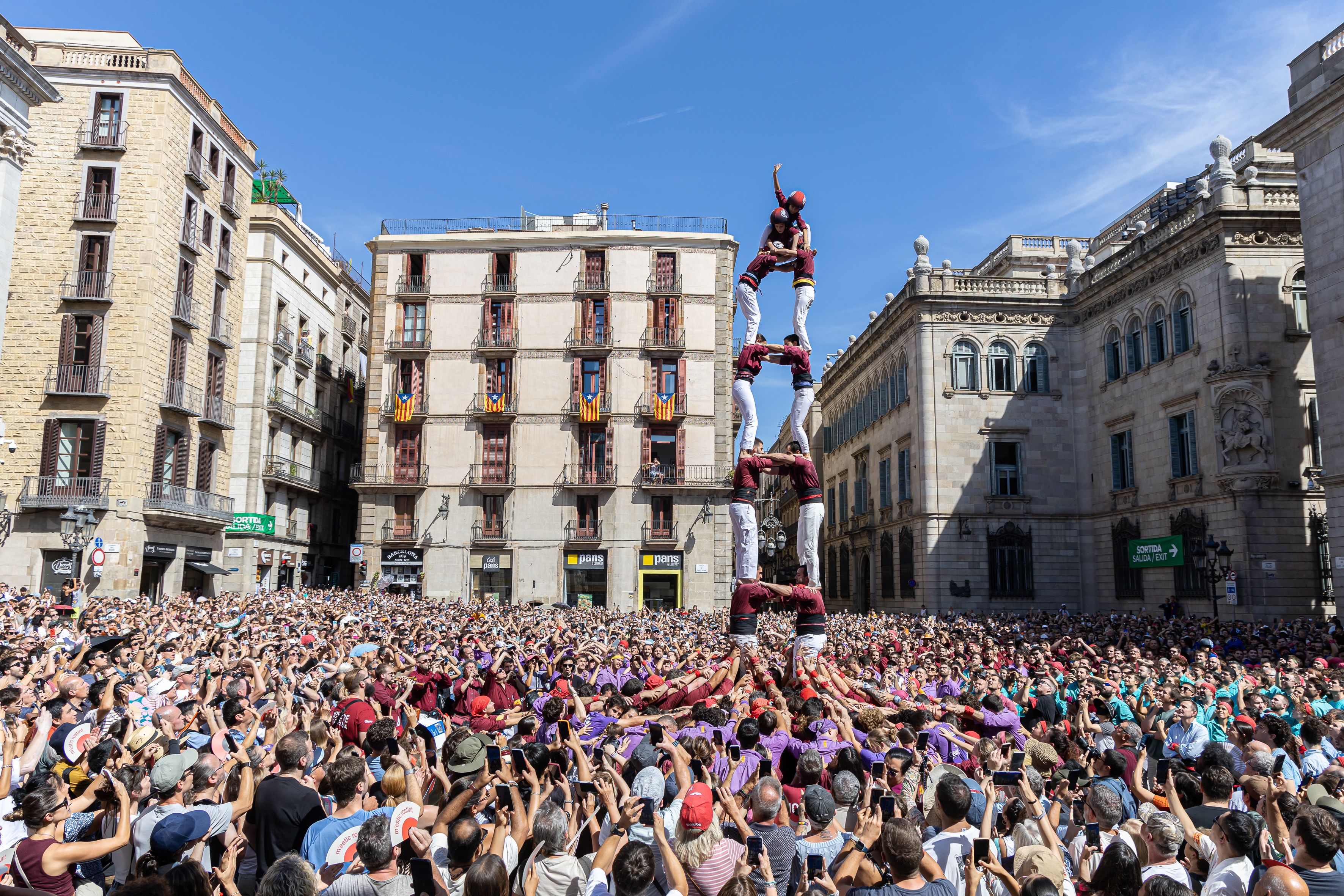 La plaza de Sant Jaume, llena de gente, acoge la Diada Castellera en medio del ambiente festivo de La Mercè. © Àngel Bravo