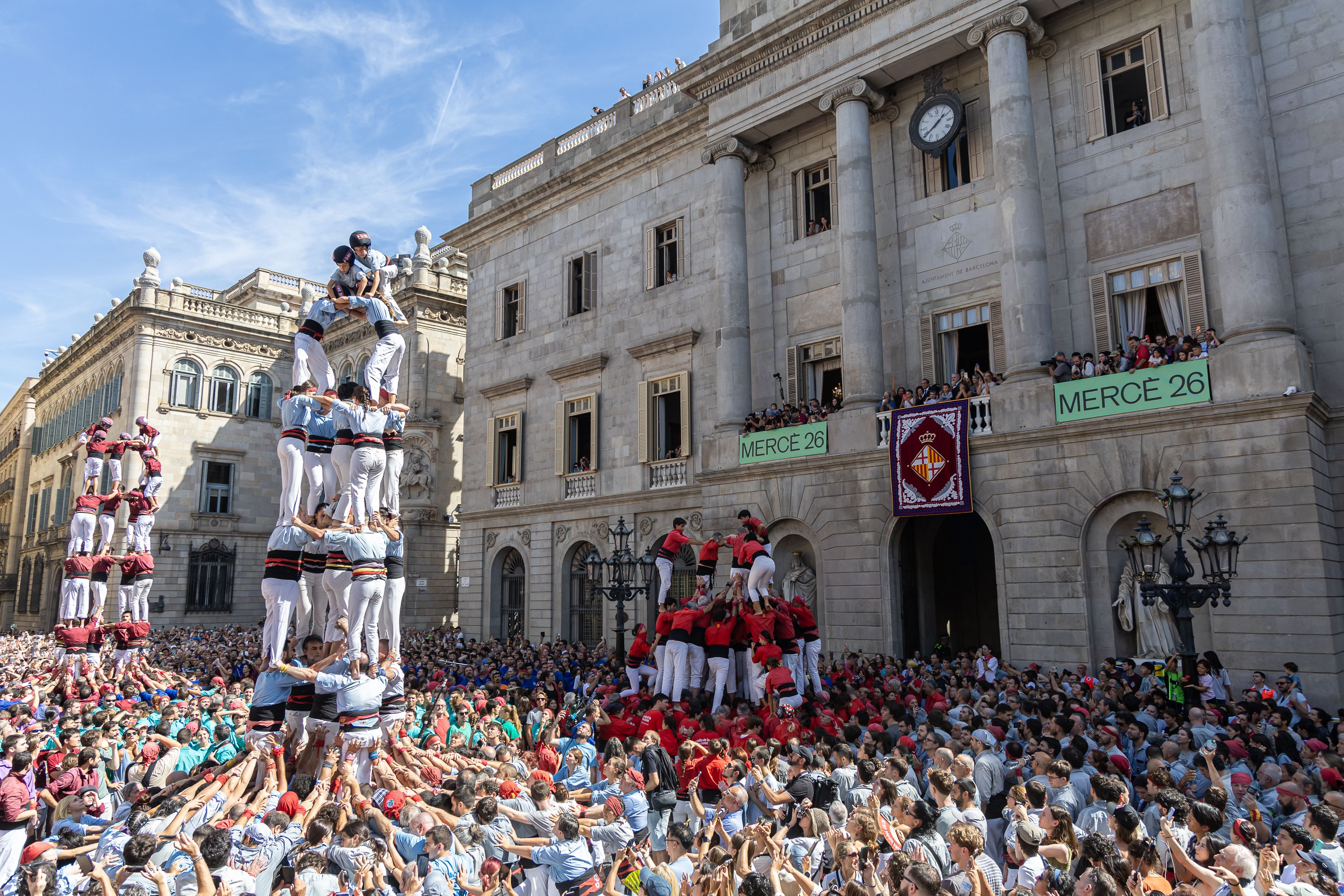 La plaza de Sant Jaume se llena de gente durante la Diada Castellera, con varias collas levantando castells. © Àngel Bravo
